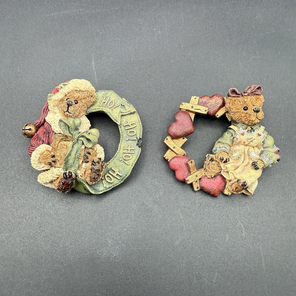 2 Vintage Boyds Bears Bearwear Pins Brooches Wreath Hearts Christmas